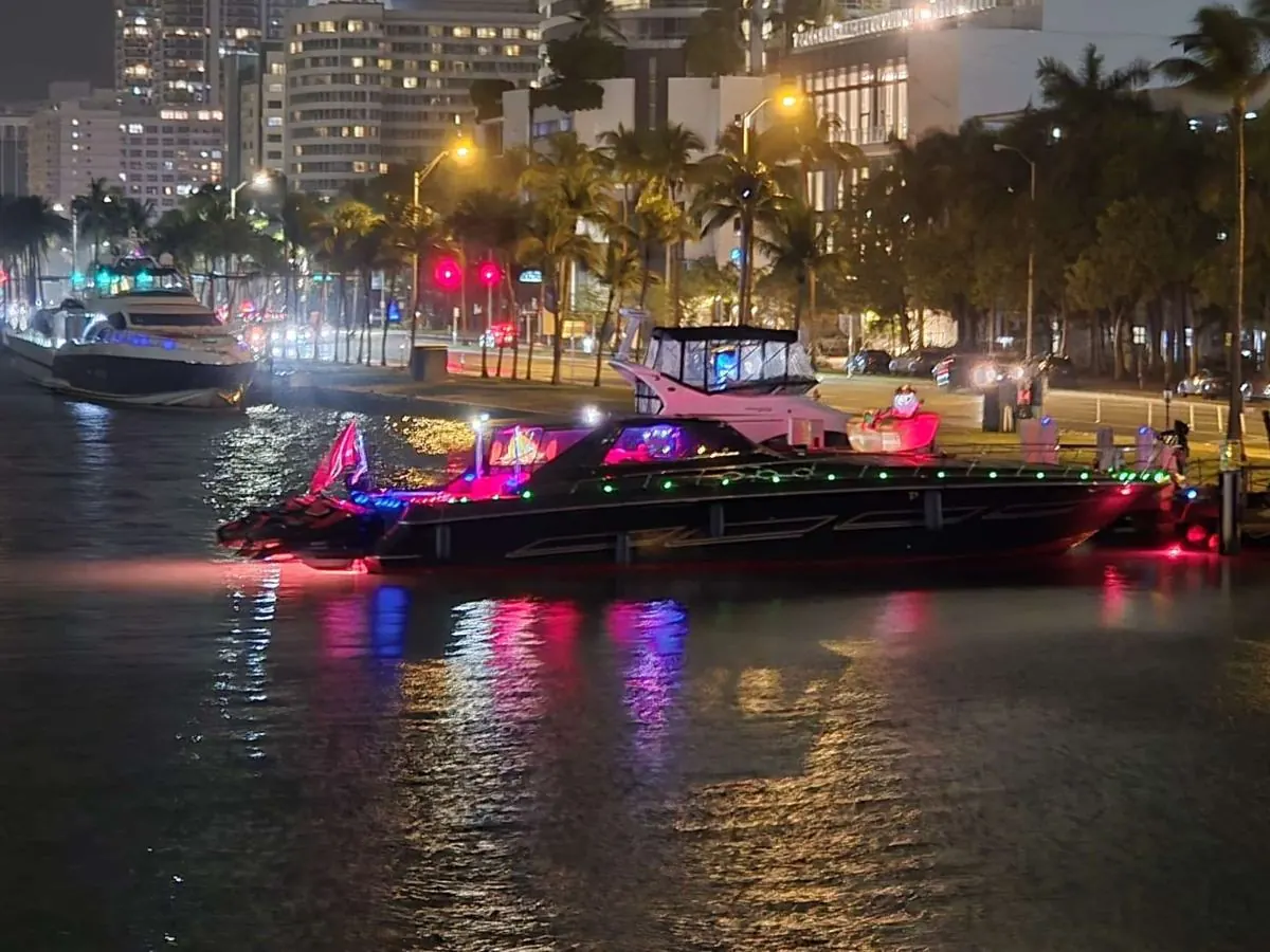 65' Motor Yacht with Jacuzzi, photo 3