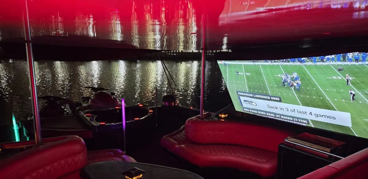 65' Motor Yacht with Jacuzzi, photo 4
