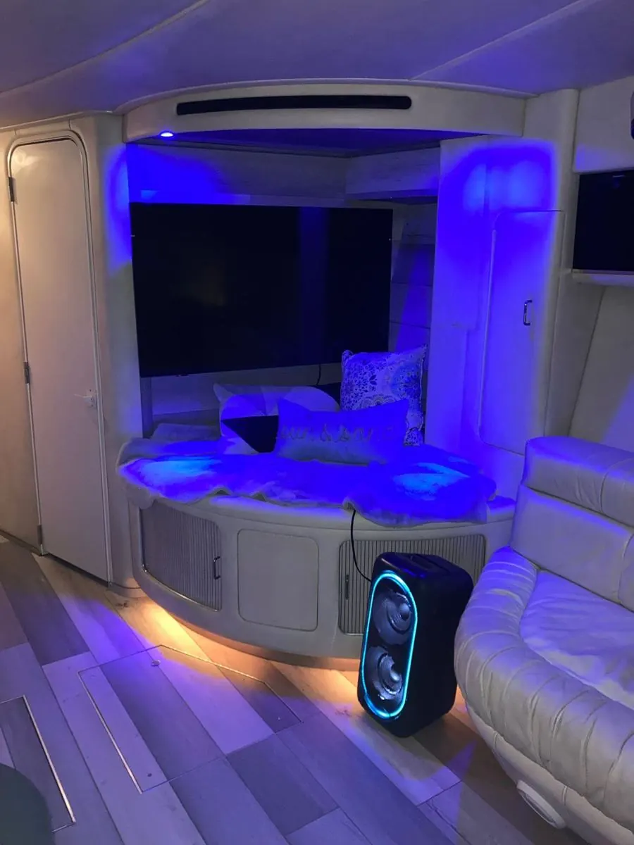 70' Motor Yacht with Jacuzzi, photo 5