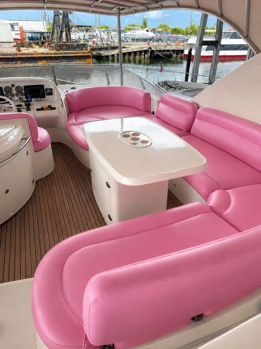 70' Motor Yacht, Pink yacht, photo 2