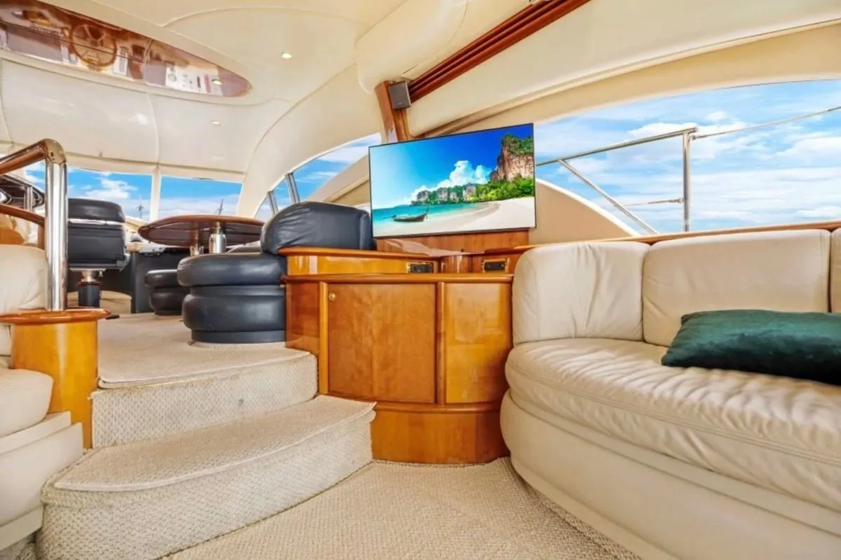 70' Motor Yacht, Pink yacht, photo 5